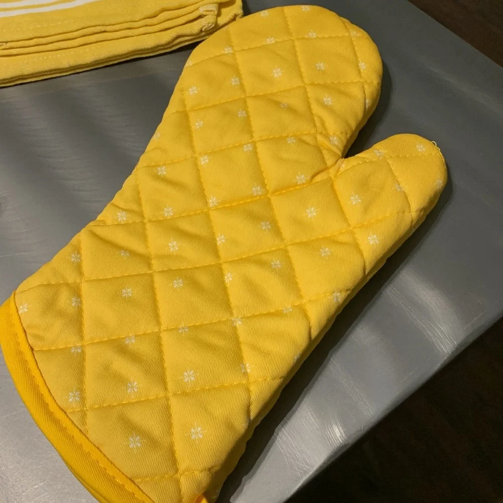 Spoonful of Comfort Yellow Patterned Kitchen Accessories Set & Apron NIB